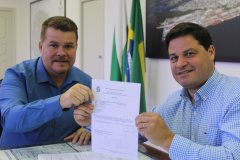 O prefeito de Paranaguá, Marcelo Roque, entregou nesta segunda-feira (25) ao secretário de Infraestrutura e Logística do Paraná, Sandro Alex, a certidão negativa de débitos municipais do Porto de Paranaguá. Foto: Divulgação/Portos do Paraná