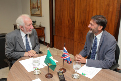Paraná e Reino Unido têm interesse em fortalecer o intercâmbio econômico e as relações comerciais. Possíveis parcerias nas áreas de infraestrutura, agricultura, biocombustíveis, saúde e educação foram discutidas nesta terça-feira (26) pelo vice-governador Darci Piana e o embaixador britânico no Brasil, Vijay Rangarajan, em reunião no Palácio Iguaçu. Foto: Ari Dias/AEN