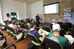 TURISMO E EDUCAÇÃO AMBIENTAL - André Poletti, assistente técnico da Paraná Turismo, faz palestra em Paranaguá,  sobre Hospitalidade e Operação Verão, para vendedores, alunos de Turismo da UFPR, proprietários de hotéis e pousadas, etc.Paranaguá, 26-11-!9.Foto: Arnaldo Alves / AEN.