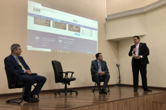 A Controladoria-Geral do Estado (CGE) promoveu capacitação sobre a modalidade de licitação que começa a ser adotada pelo Paraná, principalmente para obras públicas. O auditor do Tribunal de Contas da União (TCU) Claudio Sarian explicou o Regime Diferenciado de Contratações Públicas e destacou que este permite melhor planejamento de gastos e restrição à quantidade de aditivos. fOTO: dIVULGAÇÃO/CGE