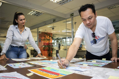 A criatividade de 486 crianças da 5o série de 20 escolas municipais de Paranaguá foram colocadas à prova e os 13 melhores desenhos e frases do concurso Porto Escola já estão definidos. A escolha foi realizada nesta terça-feira (26), mas as obras selecionadas serão reveladas somente no dia 2 de dezembro, no site da Portos do Paraná www.portosdoparana.pr.gov.br
