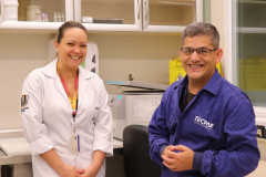Tecpar coopera com estudo sobre transplante de válvulas cardíacas. Na foto, a farmacêutica bioquímica Luciana Nazareno Wollmann e o técnico de desenvolvimento tecnológico do Tecpar Everaldo Fonseca Leite