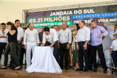 O Governador Carlos Massa Ratinho Júnior lança nesta quinta-feira (28),  o Programa Vida Nova Paraná em Jandaia do Sul.  E também anuncia  recursos e ações nas áreas da saúde, desenvolvimento urbano e sinalização viária, além de entrega de ambulância e de viatura para a Polícia Militar.Jandaia do Sul, 28/11/2019 -  Foto: Geraldo Bubniak/AEN