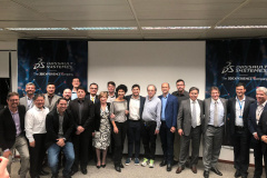 O Governo do Estado e a multinacional francesa Dassault Systèmes vão montar em Curitiba um hub (espaço de integração) de inovação para pesquisa aplicada e desenvolvimento tecnológico com foco em mobilidade elétrica.

O memorando de entendimento foi celebrado nesta quarta-feira (27) pela Superintendência de Inovação da Casa Civil e envolve ainda a Universidade Federal do Paraná (UFPR), o Senai e a Agência Curitiba de Desenvolvimento e Inovação. Foto: Divulgação