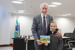 O vice-governador Darci Piana recebeu Eduardo Kuzeratzki, 7 anos, aluno do 1o ano da Escola Municipal Padre Antonio de Quitandinha, ganhou o 6o Concurso Cartão de Natal, na categoria Educação Infantil. Acompanharam: Sua mãe Daiana Suelen Kuzeratzki; o diretor da Escola do Detran/Pr, Mário Marques Guimarães Neto e a prefeita de Quitandinha, Maria Julia Wojcik.Curitiba, 28-11-19.Foto: Arnaldo Alves / AEN. 