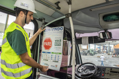 A partir desta semana, os trabalhadores que entram no cais público do Porto de Paranaguá recebem informações claras sobre as regras gerais de segurança e o regulamento da rota de tráfego de veículos e pedestres. Além de banners e cartazes, são entregues cartilhas com orientações de velocidade, equipamentos e práticas para tornar o ambiente portuário mais seguro. O conteúdo também está disponível no site da Portos do Paraná (www.portosdoparana.pr.gov.br).