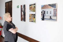 O olhar sensível de Alessandra Rocio de Andrade, aluna da APAE e estagiária de Educação Especial no Centro Juvenil de Artes (CJA) e no Museu Casa Alfredo Andersen (MCAA) de 2014 a 2019, deu origem à exposição fotográfica que leva seu nome. A mostra reúne imagens capturadas por Alessandra no primeiro semestre deste ano, quando participou da Oficina de Fotografia ministrada pelo fotógrafo Aurélio Peluso. 