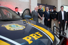 Foram entregues à Polícia Rodoviária Federal (PRF) 26 viaturas blindadas. O vice-governador Darci Piana fez a entrega dos veículos, que foram adquiridos por convênio entre o Governo do Estado, através do Departamento de Estradas de Rodagem (DER), e a superintendência estadual da PRF. Os recursos são dos contratos de concessão das rodovias, para aparelhamento das forças policiais do Estado. Foto: Ari Dias/AEN