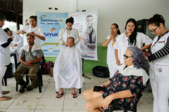 A empresa Portos do Paraná levou pela primeira vez o projeto Porto em Ação para além do continente. A comunidade beneficiada foi a de Encantadas, na Ilha do Mel. Nesta quarta-feira (4), os moradores tiveram acesso a exames clínicos e vacinação, além de corte de cabelo, aulas de xadrez, orientações sobre qualidade de vida e atividades físicas. Foto: Portos do Paraná