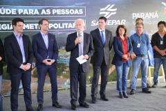 O vice-governador Darci Piana, o diretor-presidente da Companhia de Saneamento do Paraná (Sanepar), Claudio Stabile, e o vice-prefeito de Curitiba, Eduardo Pimentel, inauguraram nesta quarta-feira (4) a nova estação elevatória de água tratada e a usina fotovoltaica (energia solar) flutuante na captação do Sistema Passaúna. Foto: Sanepar