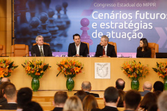 O governador Carlos Massa Ratinho Junior afirmou nesta quinta-feira (5) que a modernização do Estado passa pelo papel de fiscalização do Ministério Público do Paraná (MPPR) e pela construção de políticas conjuntas de atendimento social. Ele participou do Congresso Estadual do MPPR e de uma sessão plenária sobre planejamento estratégico do órgão, que acontecem em Curitiba.