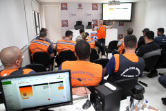 A temporada de verão leva muitos turistas para o litoral paranaense, mas também acende o alerta dos municípios com o aumento das chuvas e a possibilidade de desastres. Para preparar as cidades na prevenção e resposta rápida nessas ocorrências, a Coordenadoria Estadual de Proteção e Defesa Civil promoveu nesta sexta-feira (6), em Curitiba, uma capacitação com os coordenadores municipais de Defesa Civil das sete cidades litorâneas.Foto: Ari Dias/AEN