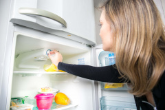 Não é só o aparelho de ar-condicionado que trabalha mais nos meses de calor. Os refrigeradores também exigem cuidado para que seu uso nos meses de calor não pese na conta de luz. O consumo mensal dos equipamentos avaliados pelo Inmetro no Programa Brasileiro de Etiquetagem chega a 85 kWh (quilowatt-hora), o que representa 51% do consumo médio residencial paranaense.