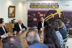 10/12/2019 - O governador Carlos Massa Ratinho Junior e o diretor-presidente da Passaredo Linhas Aéreas, Eduardo Bush, formalizam nesta terça-feira (10) um acordo para que a companhia passe a operar linhas regulares no Paraná.Foto Gilson Abreu/AEN