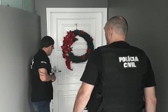 A Polícia Civil do Paraná (PCPR) está nas ruas desde as primeiras horas da manhã desta quarta-feira (11) para cumprir 20 mandados judiciais em endereços relacionados a médicos urologistas do Paraná e Goiás. Os alvos da ação são suspeitos de utilizar materiais cirúrgicos irregulares. Cateteres e outros equipamentos, que deveriam ser descartados após uso único, eram utilizados em até 15 cirurgias. Foto:SESP