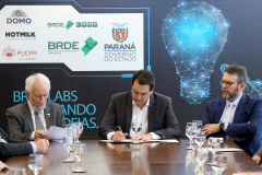 O governador Carlos Massa Ratinho Junior lançou nesta quinta-feira (12) dois projetos do Banco Regional de Desenvolvimento do Extremo Sul (BRDE) voltados à inovação: o BRDE Labs e o Fip Anjo. O objetivo é apoiar, capacitar e aportar recursos a startups paranaenses de diversas áreas, mas com foco principal no desenvolvimento de soluções para o agronegócio. Curitiba12/12/2019 Foto:Jaelson Lucas / AEN