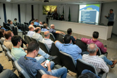 A empresa Portos do Paraná intensifica a parceria com a comunidade portuária para agilizar duas importantes obras de melhoria para a população de Paranaguá. Os projetos executivos da revitalização da Avenida Atílio Fontana, conhecida como Estrada Velha de Alexandra, e da construção de um viaduto sobre a ferrovia da Avenida Roque Vernalha serão doados pela iniciativa privada e executados pelo Governo do Estado. Foto: Claudio Neves/Portos do Paraná