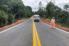 O tráfego na PR-340, no trecho entre as cidades Telêmaco Borba e Tibagi, foi liberado neste domingo (15). A via estava interditada devido a um desmoronamento e rachaduras no asfalto causados pelo excesso de chuva. A obra de recuperação da via teve custo de R$ 2 milhões e foi feita em parceria entre o Governo do Estado do Paraná e a empresa Klabin. Foto:DER