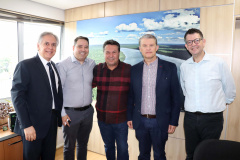 Diretor de Novos Negócios e Relações Institucionais, Lindolfo Luíz Junior; diretor de Indústria e Inovação do Tecpar, Rafael Rodrigues; secretário estadual do Desenvolvimento Sustentável e Turismo, Márcio Nunes; diretor-presidente do Tecpar, Jorge Callado; diretor-presidente da Invest Paraná, Eduardo Bekin. Foto: Tecpar