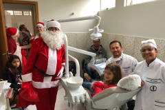 Brinquedos, sorrisos, esperança e, claro, o Papai Noel. Foi assim a segunda-feira (16) de cerca de 400 crianças que passam por tratamento no ambulatório e na pediatria do Hospital do Trabalhador (HT) e também no Centro de Atendimento Integral ao Fissurado Lábio-Palatal (Caif), em Curitiba. Foto: Andressa Oliveira/SESA