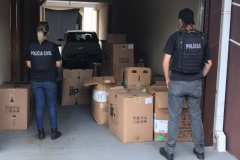 A Polícia Civil do Paraná (PCPR) prendeu 13 pessoas em flagrante, entre homens e mulheres, suspeitas de comercializar medicamentos “emagrecedores” de venda proibida, nesta terça-feira (17), em Curitiba. Os produtos eram ofertados nas redes sociais sem qualquer autorização do órgão responsável e enviados para todo o Estado. Cerca de 15 mil frascos dos remédios foram apreendidos durante a ação. Foto:SESP