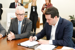 O governador Carlos Massa Ratinho Junior assinou nesta quarta-feira (18), no Palácio Iguaçu, dois projetos de lei amparados por sugestões da seccional paranaense da Ordem dos Advogados do Brasil (OAB-PR). Um deles propõe alterações na lei da advocacia dativa para reforçar a atenção social em favor das populações mais vulneráveis. O outro institui uma legislação estadual para os processos administrativos (aqueles entre os órgãos e seus servidores).