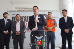O governador Carlos Massa Ratinho Junior afirmou nesta quarta-feira (18) que o Paraná está em guerra contra a dengue. Ele convocou a população a colaborar no combate ao mosquito transmissor da doença para evitar o risco de uma grande epidemia no Estado. Em encontro no Palácio Iguaçu, o governador assinou decreto que instituiu o Comitê lntersetorial de Controle da Dengue no Paraná. Foto: Arnaldo Alves/AEN