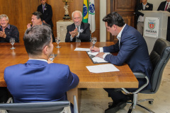 O Governador Carlos Massa Ratinho Junior assina nesta quarta-feira (18),  no Palácio Iguaçu, em Curitiba, junto a União o termo de renovação da cessão da residência oficial de veraneio do Executivo estadual para a implantação da Escola do Mar.  Curitiba, 18/12/2019 - Foto: Geraldo Bubniak/AEN