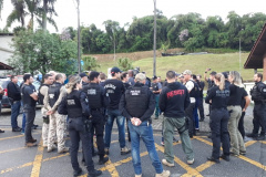 A Polícia Civil do Paraná (PCPR) prendeu 19 pessoas na operação “Cárcere”, deflagrada contra o tráfico de drogas na quinta-feira (19), em Paranaguá, no Litoral do Estado. Sessenta policiais participam da operação para cumprir 20 mandados de prisão preventiva e 16 de busca e apreensão. Entre os presos, 10 são homens e nove são mulheres.Foto: SESP