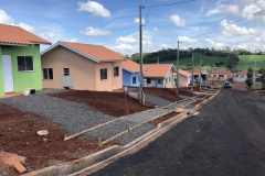 Com um investimento de R$ 723 mil do Governo do Paraná financiados junto ao Banco Interamericano de Desenvolvimento (BID) 12 famílias receberam imóveis novos completamente de graça.

Foto: Cohapar