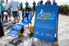 Veranistas com dificuldade de locomoção já podem tomar banho de mar com segurança nas praias de Guaratuba, Matinhos e Pontal do Paraná, dentro do projeto Praia Acessível, que disponibiliza cadeiras anfíbias, desenvolvidas para transportar pessoas na areia e na água.
Foto: Geraldo Bubniak/AEN