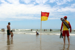 De acordo com o balanço divulgado pelo Corpo de Bombeiros do Paraná, não houve mortes por afogamentos ou afogamentos graves em áreas protegidas por guarda-vidas da instituição entre às 8 horas do dia 20/12 e às 7 horas desta segunda-feira (30/12). 