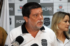 A Polícia Civil do Paraná, em conjunto com a Polícia Militar, prendeu o homem, de 65 anos, suspeito de ter ateado fogo contra a namorada, de 66. O crime aconteceu no dia 31 de dezembro de 2019, em Matinhos, no Litoral. O suspeito foi preso na quarta-feira (1), no bairro Saint Etienee, também em Matinhos.