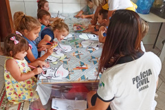A Polícia Civil do Paraná (PCPR) está realizando campanha educativa em escolas do Litoral do Estado, durante todo o período da temporada. A primeira ação aconteceu na escola Aquarela de Recreação Infantil, em Matinhos, na última semana. O objetivo é orientar crianças e professores, a fim de prevenir que sejam vítimas de crime, tanto nas ruas quanto no âmbito escolar.
Foto: Polícia Civil