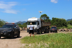 
Polícia flagra homem despejando lixo em área de preservação
. Foto: PCPR