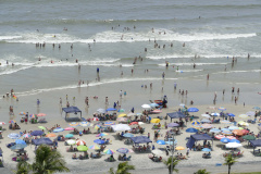 Os veranistas podem aproveitar a qualidade das águas para se banhar nas praias, rios e represas do Estado. De acordo com o quinto boletim de balneabilidade, emitido nesta sexta-feira (17) pelo Instituto Água e Terra, apenas Ponta da Pita, em Antonina, continua impróprio para banho, além de rios considerados permanentemente impróprios na região. No Interior todos os locais monitorados estão próprios para banho. Foto: Arnaldo Alves/AEN