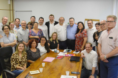A nova diretoria do Conselho de Secretarias Municipais de Saúde do Paraná (Cosems) e o secretário estadual da Saúde, Beto Preto, firmaram nesta quinta-feira (16) a pactuação de um novo modelo de gestão da entidade, com uma sólida parceria com o Governo, especialmente com o fortalecimento da regionalização dos serviços de saúde. Foto:SESA