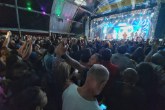 O show gratuito da dupla César Menotti e Fabiano, no Palco Verão Maior de Guaratuba, reuniu aproximadamente oito mil pessoas nesta sexta-feira (17), mesmo diante do mau tempo no Litoral
