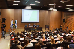 A importância do envolvimento da população na eliminação dos criadouros do mosquito da dengue foi um dos temas da palestra do secretário de Estado da Saúde, Beto Preto, nesta terça-feira (21), na sede do Senac, em Curitiba. Foto: Américo Antonio/SESA