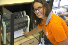 Pensando na importância de dar autonomia a essas pessoas e atender outras que talvez nem pedissem a conta de luz em seu nome pela dificuldade de acesso às informações, a Copel lançou a fatura em Braille, que teve suas primeiras entregas há exatos 12 anos, em janeiro de 2008.
Foto: Copel
