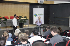 Um novo grupo de 35 servidores públicos estaduais está participando do curso de integração funcional para iniciar suas atividades no quadro executivo do poder estadual. A Escola de Gestão do Paraná preparou a formação - que tem 40 horas de duração – e visa apresentar aos novos servidores as diferentes instâncias do executivo estadual. Foto:
Carlos Winnikes/SEAP


	
	
