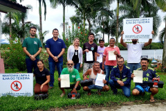 Moradores da Ilha do Teixeira receberam nesta quinta-feira (23) o certificado de conclusão do curso e um kit de ferramentas. O objetivo da ação da empresa Portos do Paraná é que os pescadores possam consertar e fazer a manutenção dos próprios barcos.
Foto: Pierpaolo Nota/Portos do Paraná