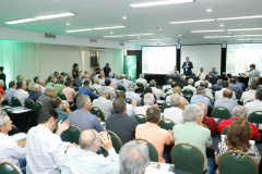 O governador Carlos Massa Ratinho Junior lançou nesta segunda-feira (27) o programa Descomplica Rural para agilizar os processos de licenciamento ambiental no campo. O objetivo é induzir o desenvolvimento sustentável com metodologia mais moderna, e permitir a geração de novos negócios e mais empregos.