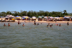 As atividades do Verão Maior, do Governo do Estado, também estão presentes na Costa Noroeste. Os balneários do Rio Paraná, que recebem milhares de turistas, principalmente em fim de semana, contam com reforço na área de segurança, orientações e testes rápidos feitos pelas equipes da Saúde, campeonatos e atividades de esporte e lazer.Foto: Ari Dias/AEN