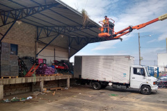 A Ceasa Curitiba realizou nesta semana mais uma etapa da campanha para eliminar criadouros do mosquito da dengue. As medidas preventivas começaram com a limpeza e retirada de entulhos, e de calhas do entorno do Mercado de Flores da unidade. Foto: Ceasa