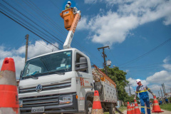 Cerca de 100 profissionais, entre inspetores e técnicos da Copel, farão uma maratona de limpeza na rede de energia na capital paranaense neste sábado (01). O objetivo é promover poda de galhos de árvores que estejam muito próximos aos fios.  Foto: Copel