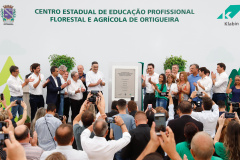 O governador Carlos Massa Ratinho Junior inaugurou nesta sexta-feira (31) a primeira escola técnica de operação florestal do Brasil, em Ortigueira, nos Campos Gerais. O Centro Estadual de Educação Profissional Florestal e Agrícola é fruto de uma parceria entre o Governo do Estado, a Klabin e a prefeitura. O investimento total foi de R$ 35 milhões, sendo R$ 12 milhões repassados pela Secretaria da Educação e do Esporte.