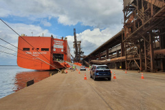 Pela primeira vez, um navio de veículos atraca no berço 213 do Corredor de Exportação do Porto de Paranaguá. Local preferencial para o carregamento dos grãos e farelos, foi preciso empenho de todos os envolvidos na operação para esta manobra. O resultado foi a otimização da ocupação do cais e mais agilidade no embarque dos carros.Foto: Portos do Paraná