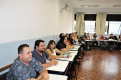 Professores, diretores, pedagogos e técnicos dos Núcleos Regionais de Educação (NREs) que participam de palestras, dinâmicas e oficinas com exercícios voltados à elaboração de planos de ação e guias de aprendizagem, que serão utilizados para o planejamento das aulas.  Foto: Silvio Turra/SEED