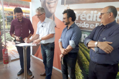 A Secretaria de Estado da Agricultura e do Abastecimento vai ampliar a possibilidade de financiamento direto para que os agricultores familiares participem do programa Trator Solidário. Um instrumento de parceria foi assinada durante o Show Rural, em Cascavel, possibilitando que a Cresol Baser opere diretamente com o agricultor e não mais por meio do Banco Regional de Desenvolvimento do Extremo Sul (BRDE).
Foto: Evandro Fadel/Seab